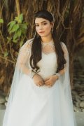 森系吊带轻婚纱 – 户外婚礼首选款
